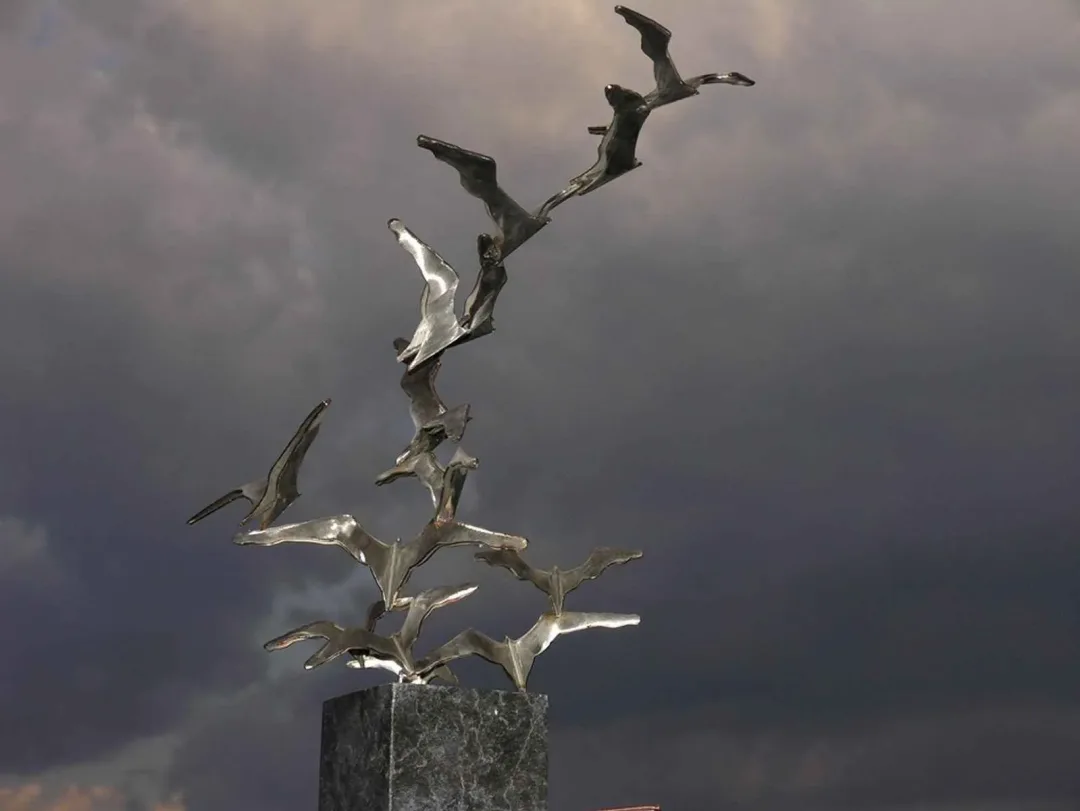 "De la liberte" eseri SELÇUK YILMAZ tarafından 2013 yılında 59x36x35 cm ölçülerinde Paslanmaz çelik tekniği ile yapılmıştır.