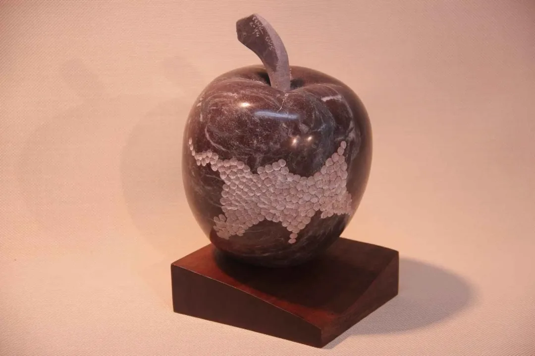 yakınlaştır "Ege Elması" eseri CEMİL GÜÇ tarafından 2014 yılında 24x16x14 cm ölçülerinde Mermer tekniği ile yapılmıştır.