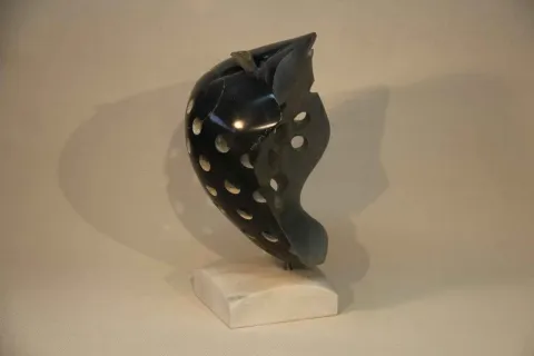 "İçi Boş Hatay Elması" eseri CEMİL GÜÇ tarafından 2015 yılında 43x35x23 cm ölçülerinde Hatay Taşı tekniği ile yapılmıştır.