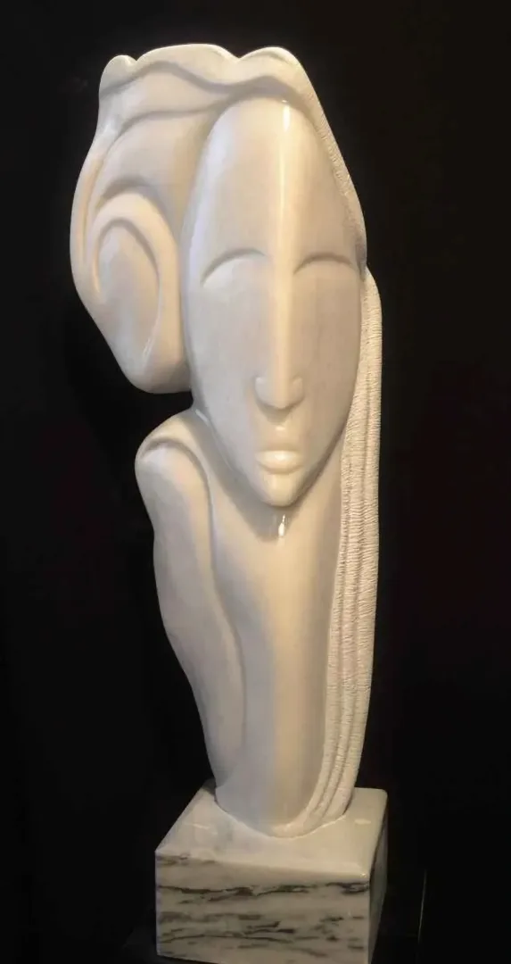 "Woman" eseri DEMET KAYA tarafından 2015 yılında 78x20x20 cm ölçülerinde Afyon Mermeri tekniği ile yapılmıştır.