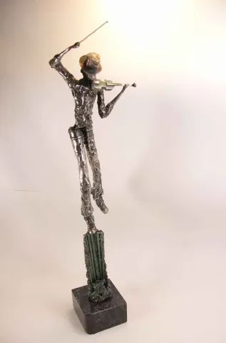 Bu eser ÖZER AKTAŞ tarafından 2015 yılında 12x14x57 cm ölçülerinde Demir yontu tekniği ile yapılmıştır.