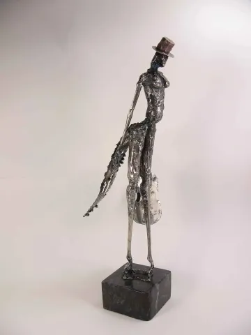 Bu eser ÖZER AKTAŞ tarafından 2015 yılında 15x10x43 cm ölçülerinde Demir yontu tekniği ile yapılmıştır.
