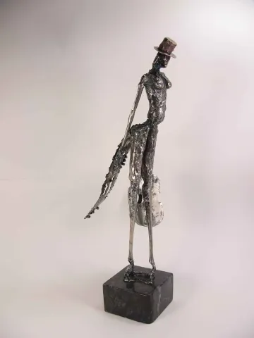 Bu eser ÖZER AKTAŞ tarafından 2015 yılında 15x10x43 cm ölçülerinde Demir yontu tekniği ile yapılmıştır.