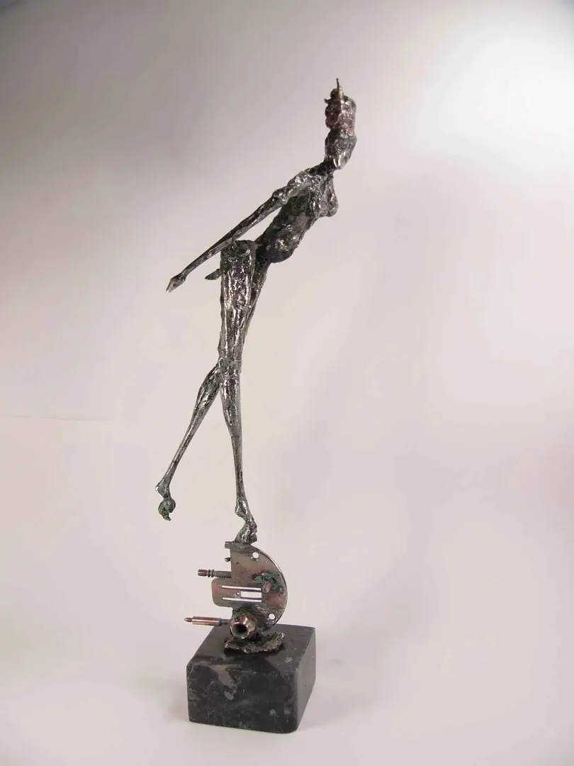 yakınlaştır "İsimsiz" eseri ÖZER AKTAŞ tarafından 2015 yılında 17x11x49 cm ölçülerinde Demir yontu tekniği ile yapılmıştır.