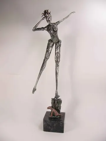 Bu eser ÖZER AKTAŞ tarafından 2015 yılında 19x11x50 cm ölçülerinde Demir yontu tekniği ile yapılmıştır.
