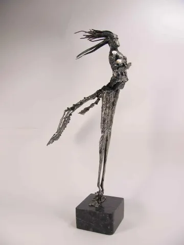 Bu eser ÖZER AKTAŞ tarafından 2015 yılında 20x11x44 cm ölçülerinde Demir yontu tekniği ile yapılmıştır.