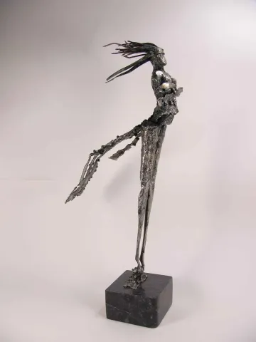 Bu eser ÖZER AKTAŞ tarafından 2015 yılında 20x11x44 cm ölçülerinde Demir yontu tekniği ile yapılmıştır.