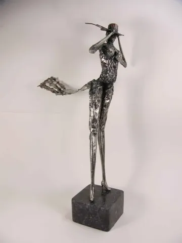 Bu eser ÖZER AKTAŞ tarafından 2015 yılında 22x16x42 cm ölçülerinde Demir yontu tekniği ile yapılmıştır.
