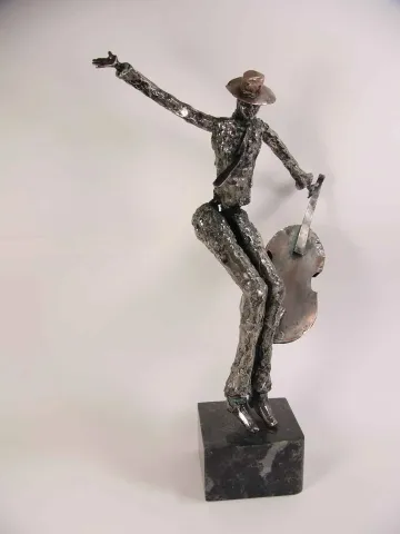 Bu eser ÖZER AKTAŞ tarafından 2015 yılında 25x11x37 cm ölçülerinde Demir yontu tekniği ile yapılmıştır.
