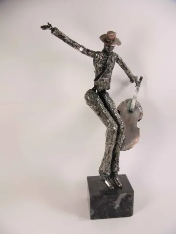 Bu eser ÖZER AKTAŞ tarafından 2015 yılında 25x11x37 cm ölçülerinde Demir yontu tekniği ile yapılmıştır.