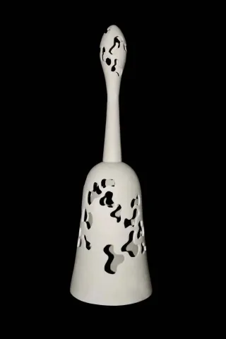 BETÜL DEMİR — “Ses Ver” "Ses Ver" eseri BETÜL DEMİR tarafından 30x30x70 cm ölçülerinde Kalıpla ve elle şekillendirme, 1100 °C, tekniği ile yapılmıştır.