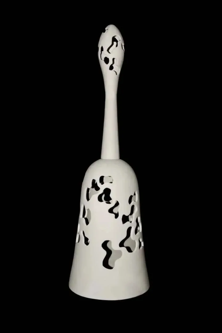 "Ses Ver" eseri BETÜL DEMİR tarafından 30x30x70 cm ölçülerinde Kalıpla ve elle şekillendirme, 1100 °C, tekniği ile yapılmıştır.