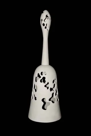 "Ses Ver" eseri BETÜL DEMİR tarafından 30x30x70 cm ölçülerinde Kalıpla ve elle şekillendirme, 1100 °C, tekniği ile yapılmıştır.
