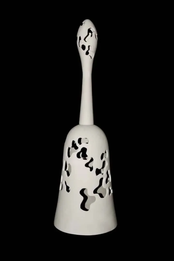 "Ses Ver" eseri BETÜL DEMİR tarafından 30x30x70 cm ölçülerinde Kalıpla ve elle şekillendirme, 1100 °C, tekniği ile yapılmıştır.