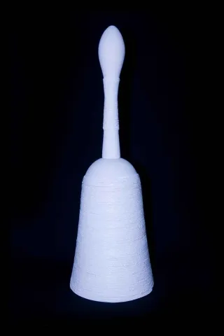 "Ses Ver" eseri BETÜL DEMİR tarafından 30x30x70 cm ölçülerinde Kalıpla ve elle şekillendirme, 1100 °C, tekniği ile yapılmıştır.