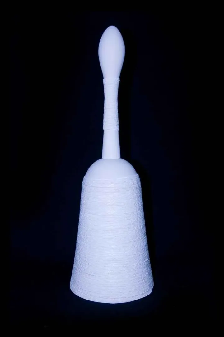 yakınlaştır "Ses Ver" eseri BETÜL DEMİR tarafından 30x30x70 cm ölçülerinde Kalıpla ve elle şekillendirme, 1100 °C, tekniği ile yapılmıştır.