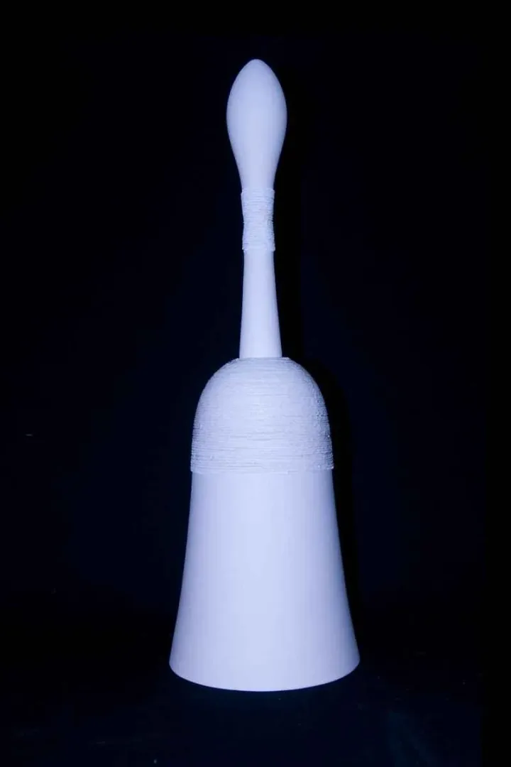 yakınlaştır "Ses Ver" eseri BETÜL DEMİR tarafından 30x30x70 cm ölçülerinde Kalıpla ve elle şekillendirme, 1100 °C, tekniği ile yapılmıştır.