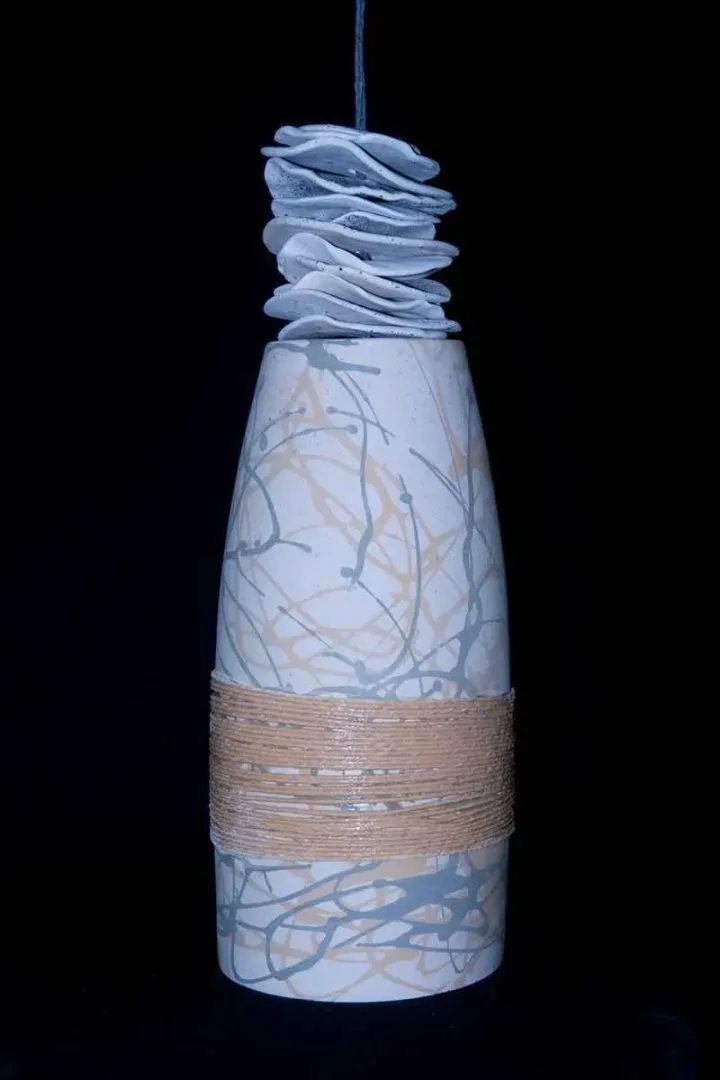 yakınlaştır "Ses" eseri BETÜL DEMİR tarafından 55x23 cm ölçülerinde Kalıpla ve elle şekillendirme, 1100 °C, tekniği ile yapılmıştır.