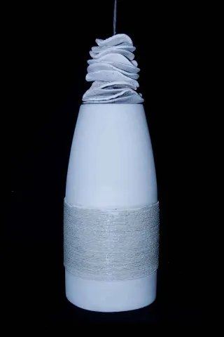 "Ses" eseri BETÜL DEMİR tarafından 55x23 cm ölçülerinde Kalıpla ve elle şekillendirme, 1100 °C, tekniği ile yapılmıştır.