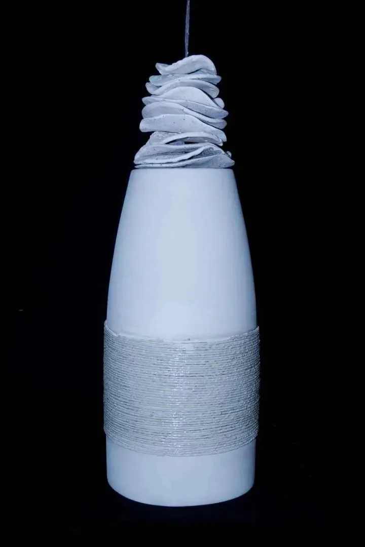 "Ses" eseri BETÜL DEMİR tarafından 55x23 cm ölçülerinde Kalıpla ve elle şekillendirme, 1100 °C, tekniği ile yapılmıştır.