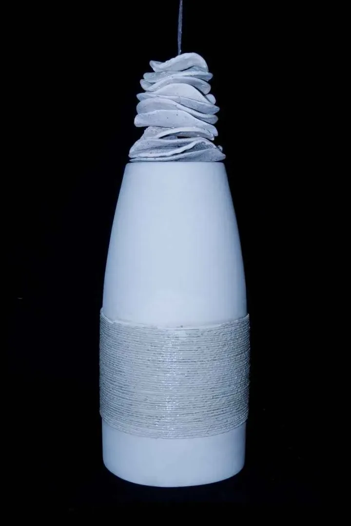 yakınlaştır "Ses" eseri BETÜL DEMİR tarafından 55x23 cm ölçülerinde Kalıpla ve elle şekillendirme, 1100 °C, tekniği ile yapılmıştır.