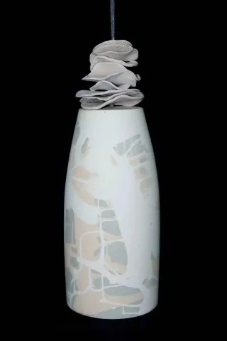 "Ses" eseri BETÜL DEMİR tarafından 55x23 cm ölçülerinde Kalıpla ve elle şekillendirme, 1100 °C, tekniği ile yapılmıştır.