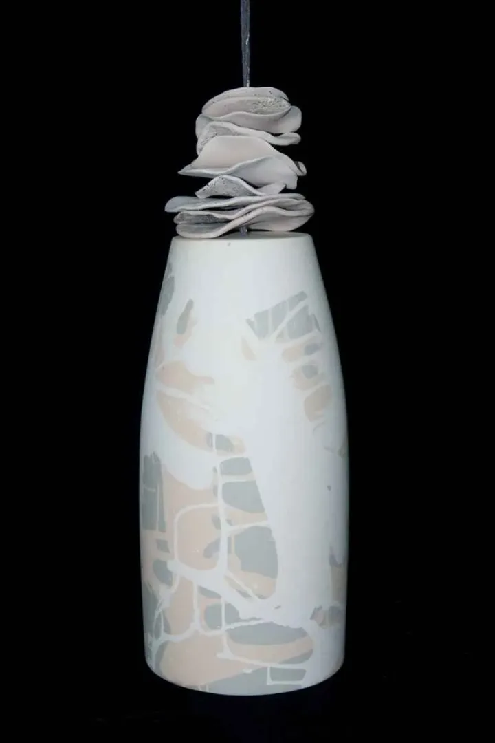 "Ses" eseri BETÜL DEMİR tarafından 55x23 cm ölçülerinde Kalıpla ve elle şekillendirme, 1100 °C, tekniği ile yapılmıştır.