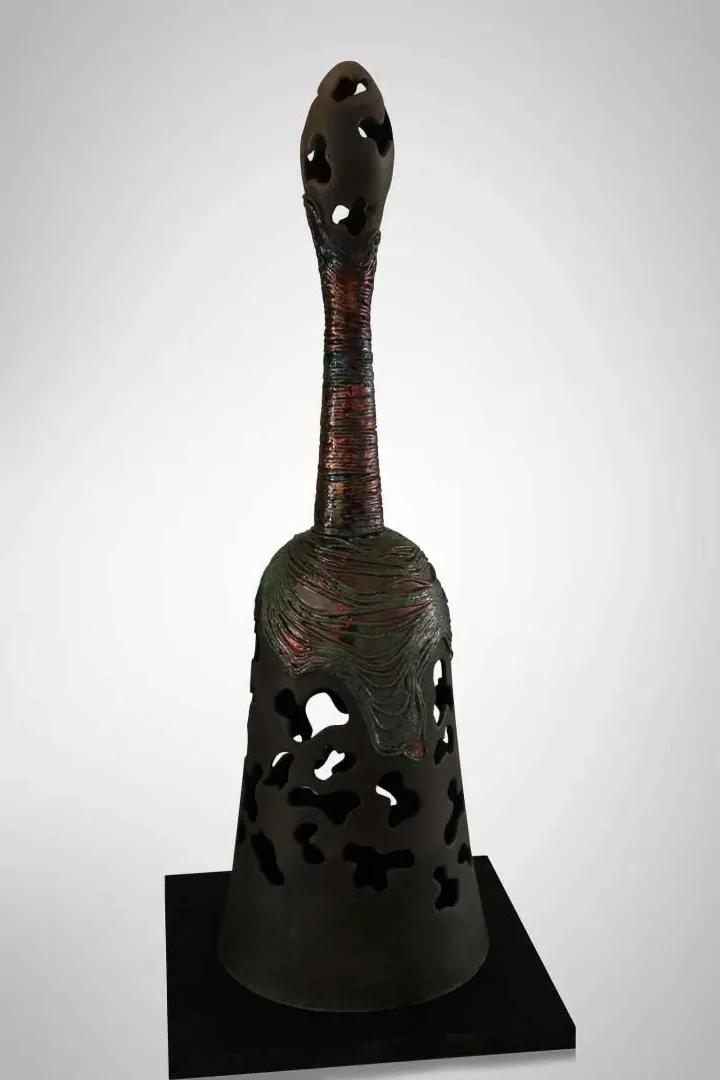 yakınlaştır "Ses Ver" eseri BETÜL DEMİR tarafından 30x30x70 cm ölçülerinde Kalıpla ve elle şekillendirme, Raku pişirimi, tekniği ile yapılmıştır.