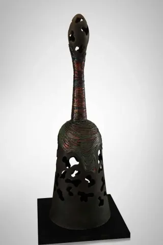 "Ses Ver" eseri BETÜL DEMİR tarafından 30x30x70 cm ölçülerinde Kalıpla ve elle şekillendirme, Raku pişirimi, tekniği ile yapılmıştır.