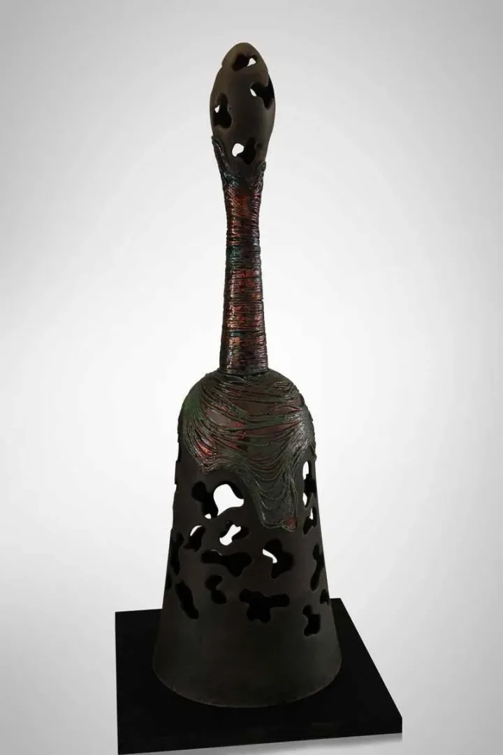 yakınlaştır "Ses Ver" eseri BETÜL DEMİR tarafından 30x30x70 cm ölçülerinde Kalıpla ve elle şekillendirme, Raku pişirimi, tekniği ile yapılmıştır.
