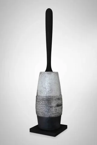 "İsimsiz" eseri BETÜL DEMİR tarafından 13x13x65 cm ölçülerinde Kalıpla ve elle şekillendirme, Raku pişirimi, tekniği ile yapılmıştır.