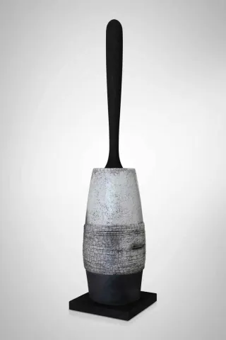 BETÜL DEMİR — “İsimsiz” "İsimsiz" eseri BETÜL DEMİR tarafından 13x13x65 cm ölçülerinde Kalıpla ve elle şekillendirme, Raku pişirimi, tekniği ile yapılmıştır.