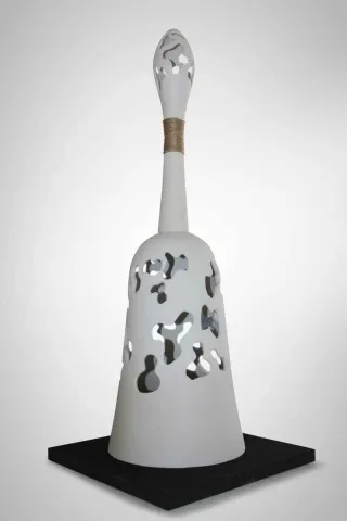 BETÜL DEMİR — “İsimsiz” "İsimsiz" eseri BETÜL DEMİR tarafından 30x30x70 cm ölçülerinde Kalıpla ve elle şekillendirme, renkli bünye, 1100 °C tekniği ile yapılmıştır.