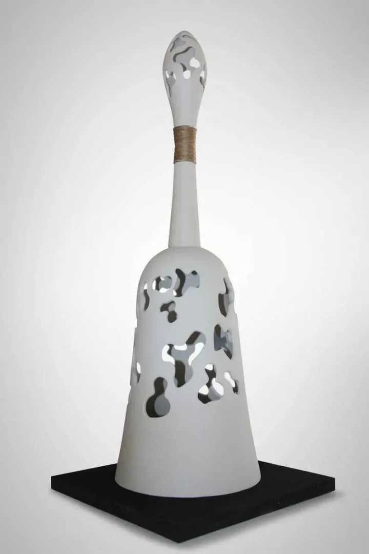 "İsimsiz" eseri BETÜL DEMİR tarafından 30x30x70 cm ölçülerinde Kalıpla ve elle şekillendirme, renkli bünye, 1100 °C tekniği ile yapılmıştır.