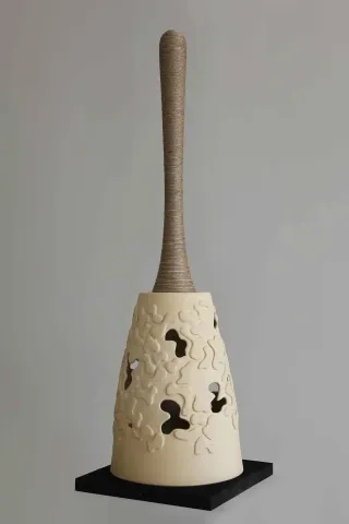 BETÜL DEMİR — “İsimsiz” "İsimsiz" eseri BETÜL DEMİR tarafından 22x22x68 cm ölçülerinde Kalıpla ve elle şekillendirme, renkli bünye, 1100 °C tekniği ile yapılmıştır.
