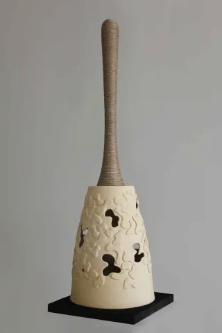 BETÜL DEMİR — “İsimsiz” "İsimsiz" eseri BETÜL DEMİR tarafından 22x22x68 cm ölçülerinde Kalıpla ve elle şekillendirme, renkli bünye, 1100 °C tekniği ile yapılmıştır.