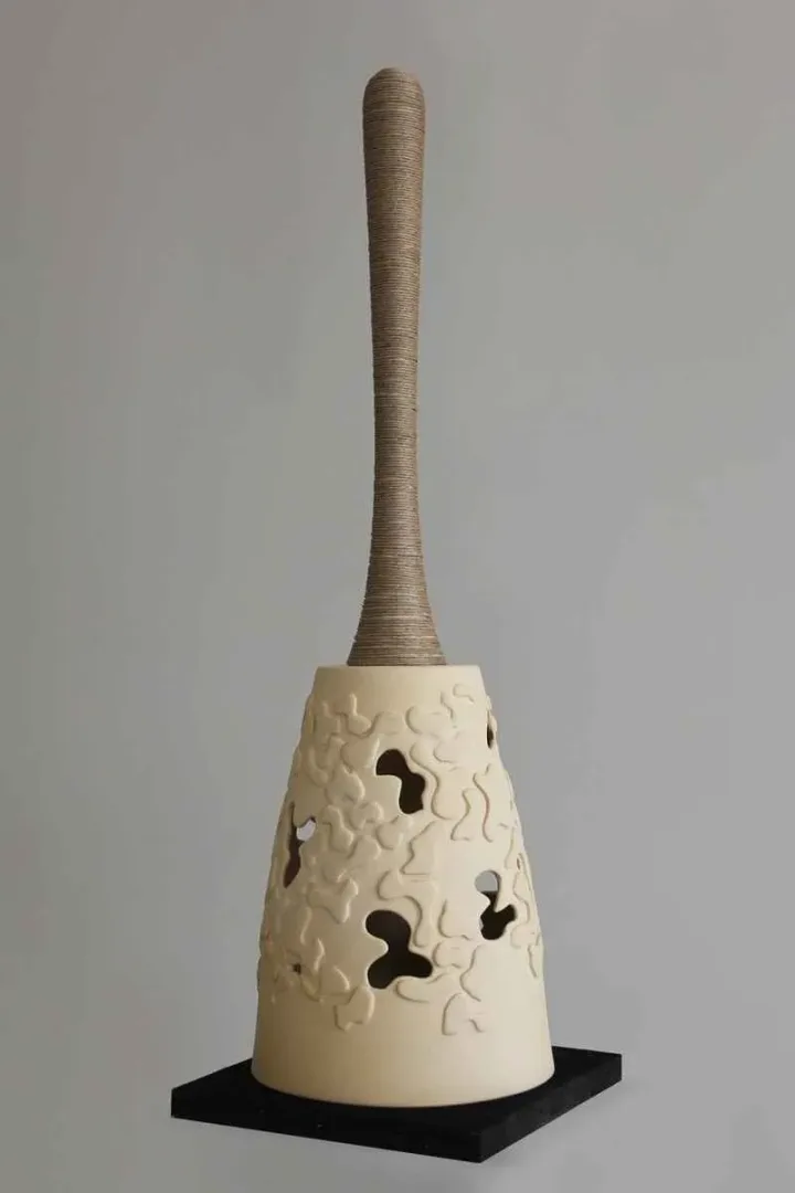 yakınlaştır "İsimsiz" eseri BETÜL DEMİR tarafından 22x22x68 cm ölçülerinde Kalıpla ve elle şekillendirme, renkli bünye, 1100 °C tekniği ile yapılmıştır.