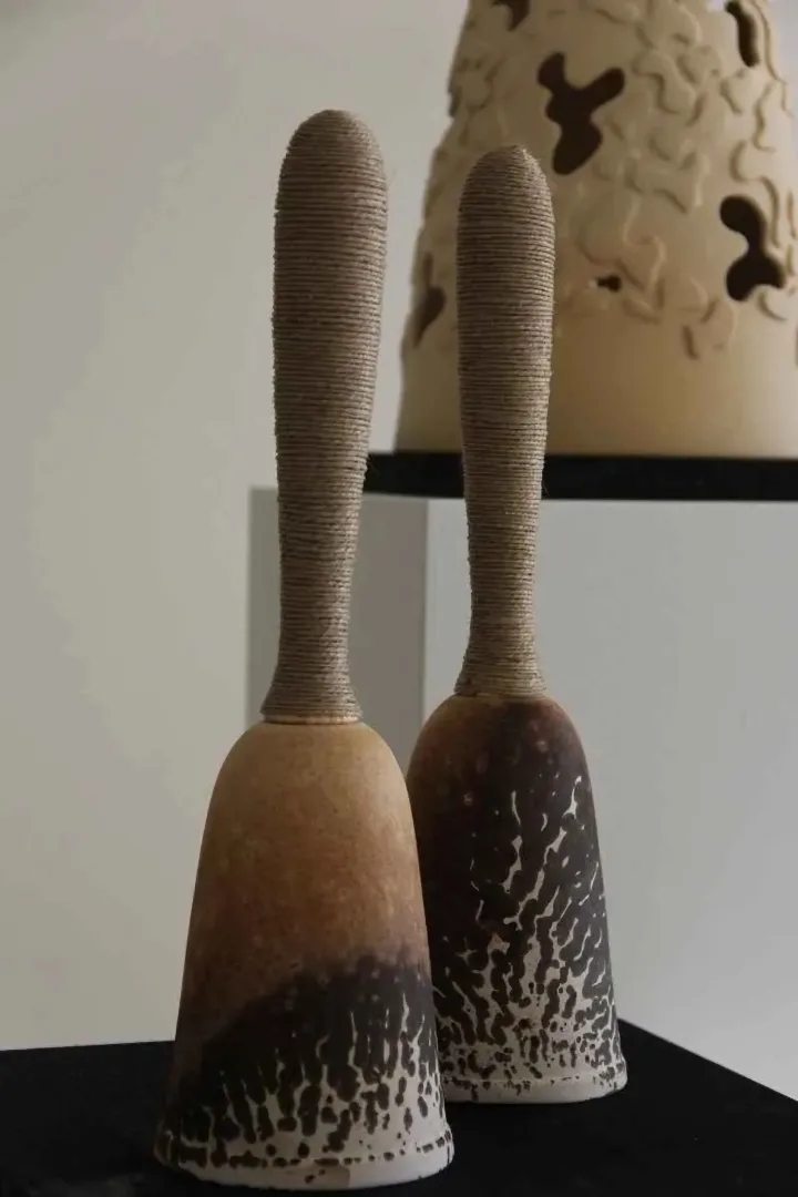 "İsimsiz" eseri BETÜL DEMİR tarafından 10x35 cm ölçülerinde Kalıpla ve elle şekillendirme, renkli bünye, Obvara pişirimi tekniği ile yapılmıştır.