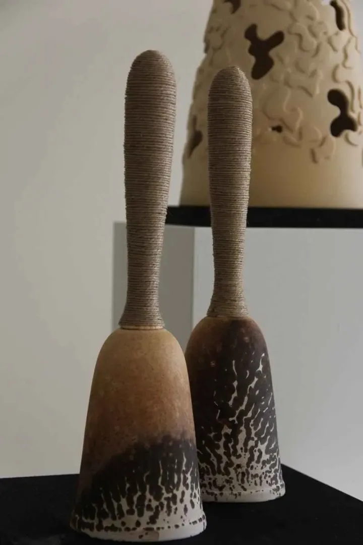 yakınlaştır "İsimsiz" eseri BETÜL DEMİR tarafından 10x35 cm ölçülerinde Kalıpla ve elle şekillendirme, renkli bünye, Obvara pişirimi tekniği ile yapılmıştır.