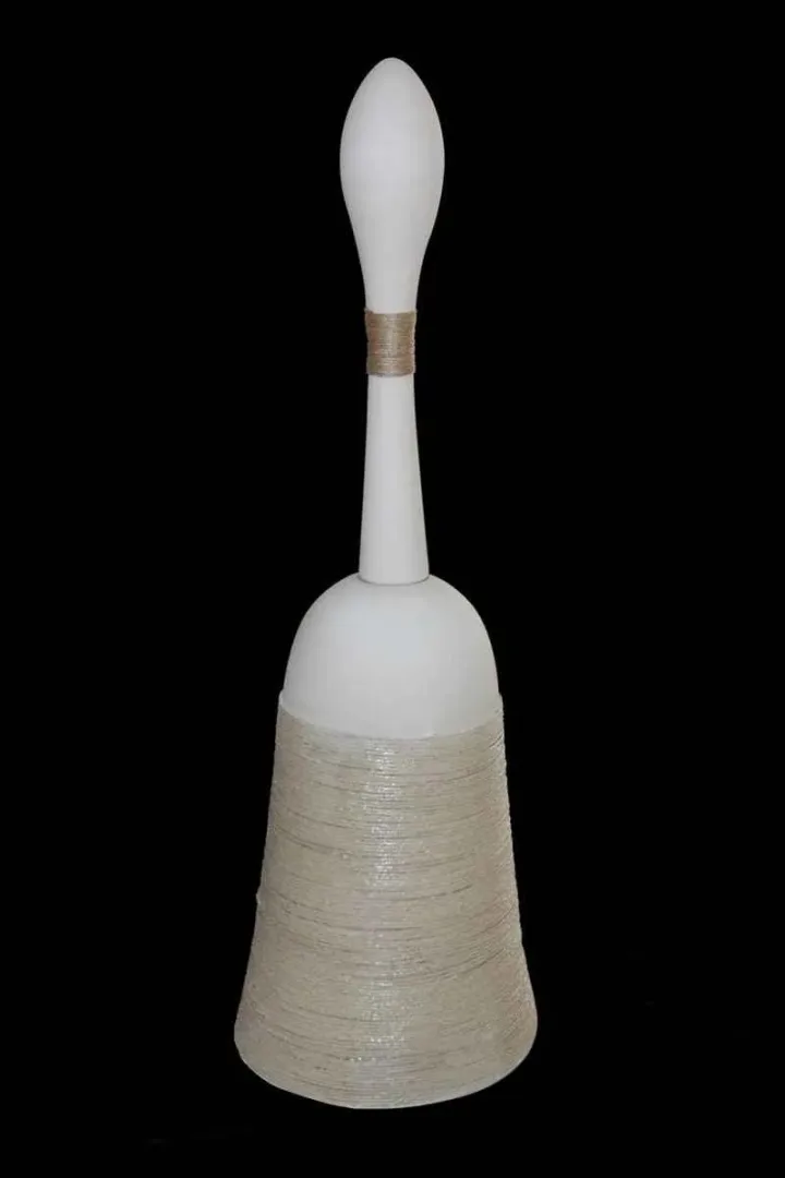yakınlaştır "İsimsiz" eseri BETÜL DEMİR tarafından 30x30x70 cm ölçülerinde Kalıpla ve elle şekillendirme, renkli bünye, 1100 °C tekniği ile yapılmıştır.
