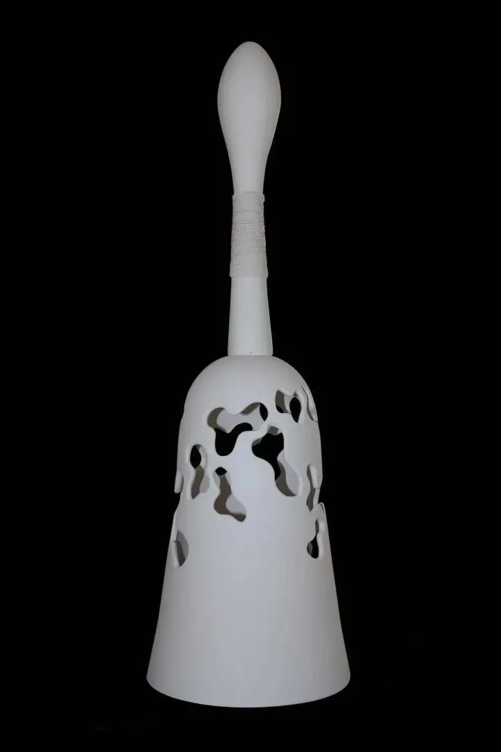 "İsimsiz" eseri BETÜL DEMİR tarafından 30x30x70 cm ölçülerinde Kalıpla ve elle şekillendirme, 1100 °C, tekniği ile yapılmıştır.