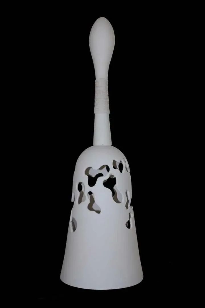 yakınlaştır "İsimsiz" eseri BETÜL DEMİR tarafından 30x30x70 cm ölçülerinde Kalıpla ve elle şekillendirme, 1100 °C, tekniği ile yapılmıştır.