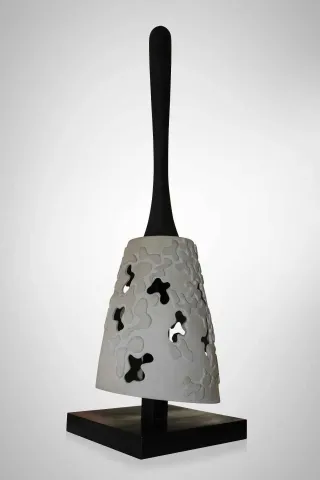 "İsimsiz" eseri BETÜL DEMİR tarafından 30x30x70 cm ölçülerinde Kalıpla ve elle şekillendirme, renkli bünye, 1100 °C tekniği ile yapılmıştır.