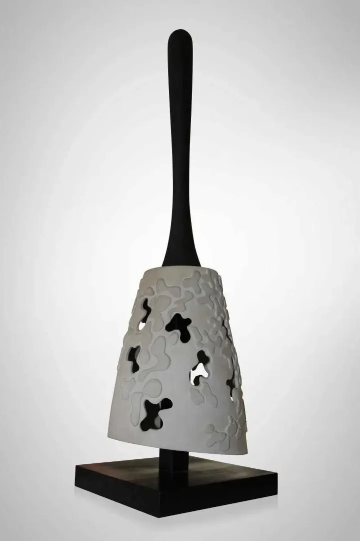 "İsimsiz" eseri BETÜL DEMİR tarafından 30x30x70 cm ölçülerinde Kalıpla ve elle şekillendirme, renkli bünye, 1100 °C tekniği ile yapılmıştır.