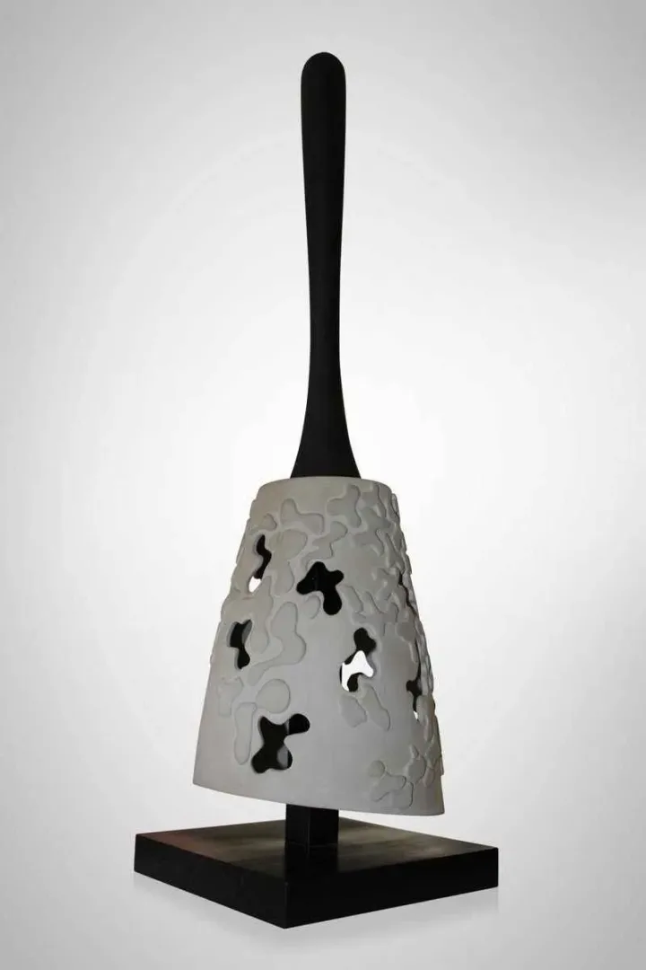 "İsimsiz" eseri BETÜL DEMİR tarafından 30x30x70 cm ölçülerinde Kalıpla ve elle şekillendirme, renkli bünye, 1100 °C tekniği ile yapılmıştır.