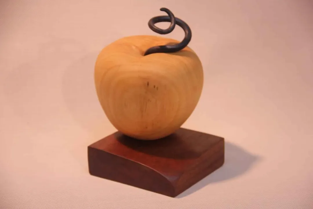 yakınlaştır "Afrika Elması" eseri CEMİL GÜÇ tarafından 2014 yılında 23x16x16 cm ölçülerinde Ahşap tekniği ile yapılmıştır.