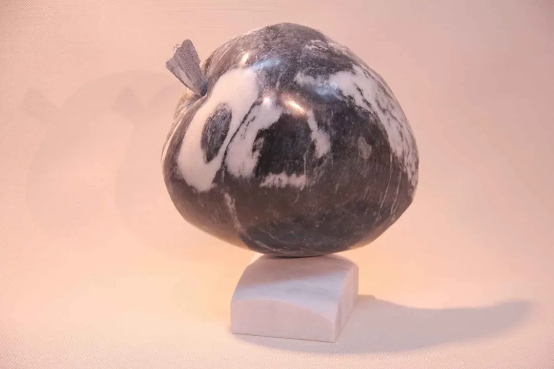 yakınlaştır "Alaca Elma" eseri CEMİL GÜÇ tarafından 2014 yılında 33x26x18 cm ölçülerinde Mermer tekniği ile yapılmıştır.