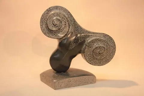 "Alaca Koç" eseri CEMİL GÜÇ tarafından 2013 yılında 25x23x16 cm ölçülerinde Serpantin Taşı tekniği ile yapılmıştır.