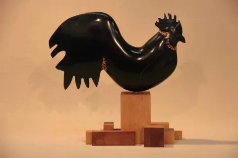"Bitkin Horoz" eseri CEMİL GÜÇ tarafından 2013 yılında 23x23x10 cm ölçülerinde Serpantin+Ahşap tekniği ile yapılmıştır.