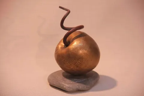 "Bronz Elma" eseri CEMİL GÜÇ tarafından 2014 yılında 17x12x11 cm ölçülerinde Bronz+Taş tekniği ile yapılmıştır.